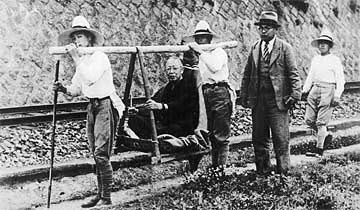 調査旅行の1コマ　松崎整道先生(カゴ）　初代竹谷先生(右)